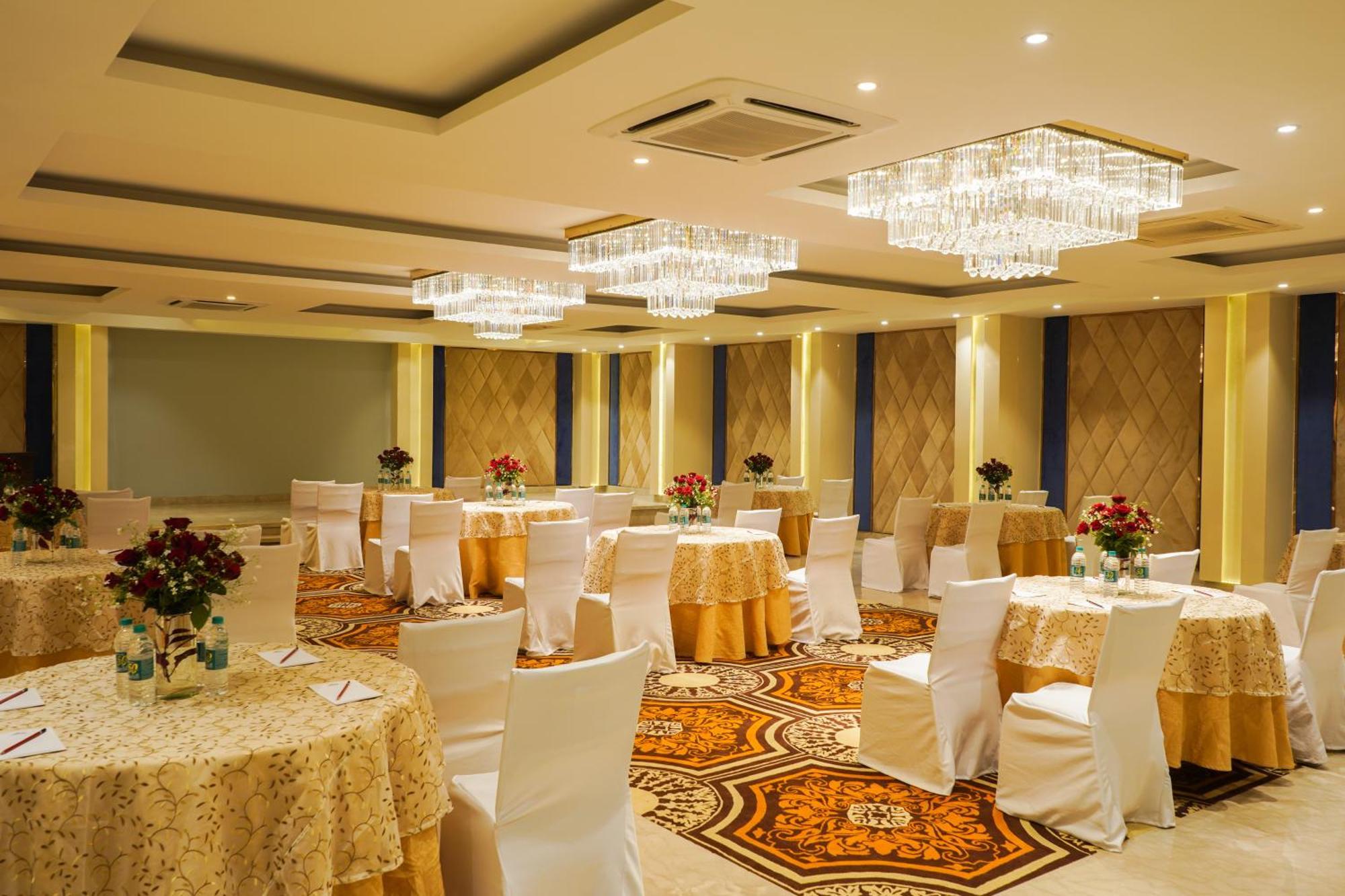 Country Inn Ayodhya - Opposite Airport Esterno foto